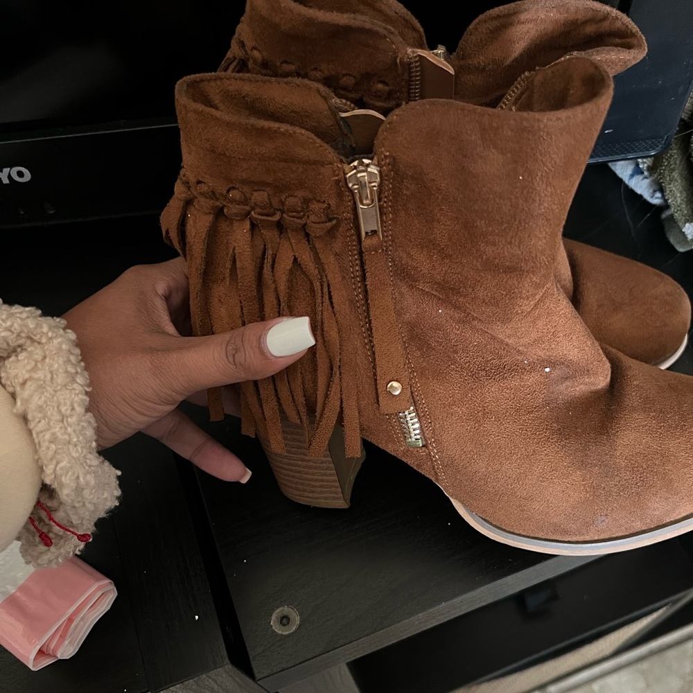 Gucci bag 650$ necklace 90$ boots 15$